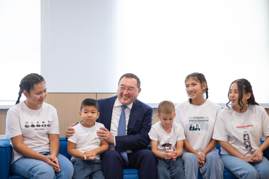 Марат Сұлтанғазиев Қонаевтағы балаларды қолдау орталығына барды