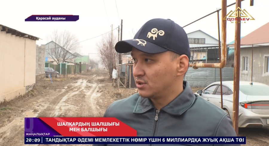 Қарасай ауданы Шалқар ауылының көшелерінде көліктер батпаққа батып жатыр