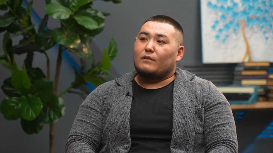 Сила характера с детства: интервью с тренером по пауэрлифтингу Алдияром Ерланом