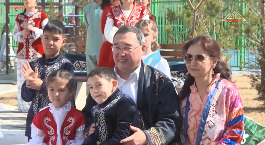 Аким области посетил Центр поддержки детей в Конаеве в преддверии праздника Наурыз