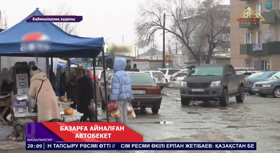 Шелек ауылында автобекет базарға айналып, көліктер көшеге ысырылды