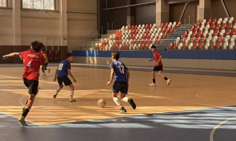 Честная и динамичная игра. В Карасайском районе, на паркете спортивного комплекса «Үшқоңыр», проходит чемпионат Алматинской области по футзалу среди юношей 2011–2012 годов рождения