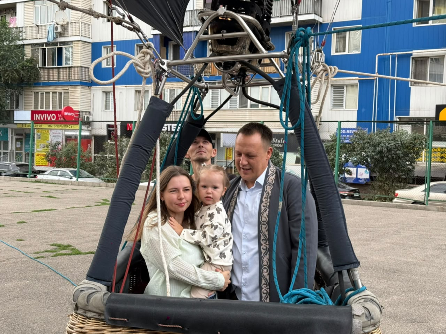Алматы облысында отбасы сайлау учаскесіне әуе шарымен ұшып келді