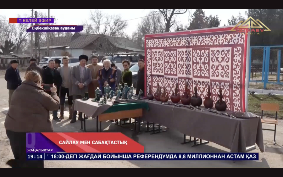 Еңбекшіқазақ ауданында тұрғындар дауыс беріп қана қоймай, естелік суретке түсіп алды