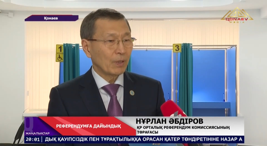 Орталық референдум комиссиясының төрағасы Нұрлан Әбдіров, Қонаев қаласындағы учаскелерді аралады