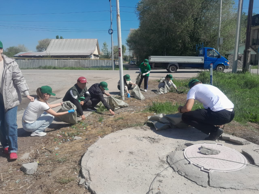 В микрорайонах Еңбек и Заречный города Алатау Алматинской области в рамках экологической программы «Таза Қазақстан» прошёл субботник по благоустройству и санитарной очистке территории.