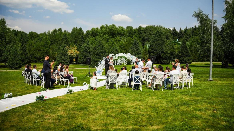 2025 жылғы үйлену трендтері: салтанат емес, шынайылық пен табиғат аясындағы рәсім